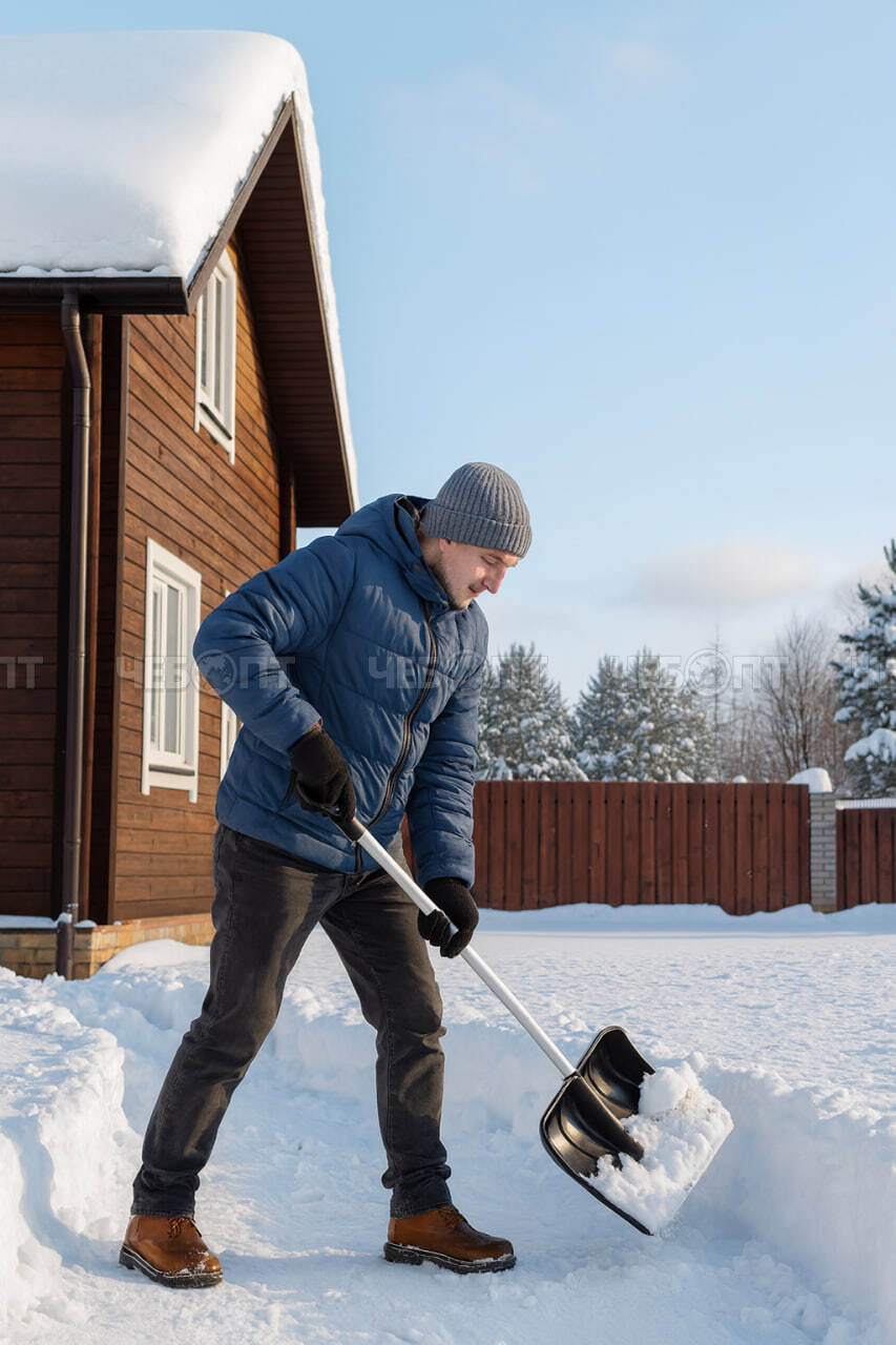 Лопата для уборки снега (снеговая) пластиковая в сборе с ЧЕРЕНКОМ СНЕЖИНКА (СТАЛЬ. черен. d-32, пласт. ручка) [370*360] [5] СобПрМ. ЧЕБОПТ.